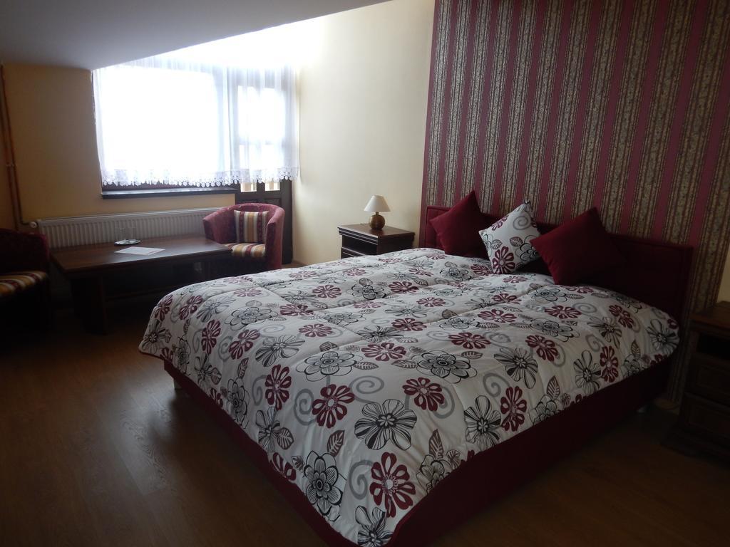 Hotel Konsky Dvor à Brzotín Chambre photo