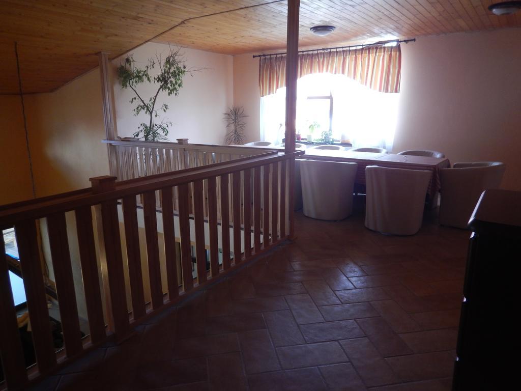 Hotel Konsky Dvor à Brzotín Extérieur photo