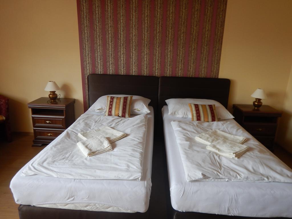 Hotel Konsky Dvor à Brzotín Chambre photo